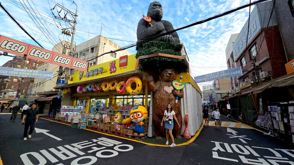 Noelia en la puerta de una tienda de juguetes en la Dongdaemun Market Toy Alley