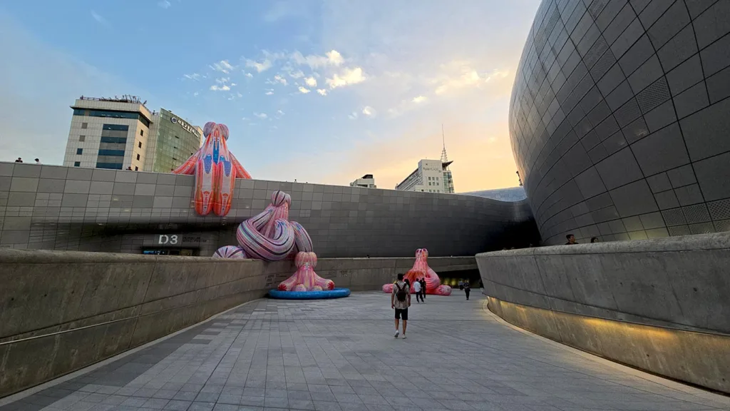 Joan entrando al edificio futurista DDP, un imprescindible qué ver en Seúl