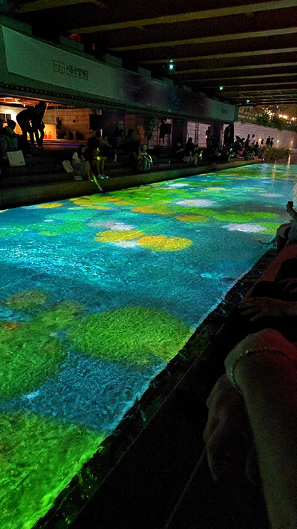 Espectáculo de luces en el interior de un puente del arroyo de Cheonggyecheon