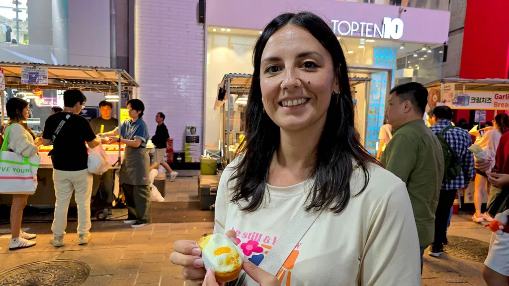 Noelia comprando comida en el mercado callejero de la calle Myeongdong