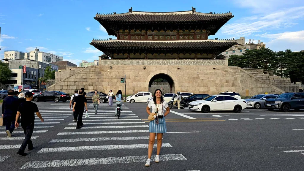 Noelia en la gran Heunginjimun Gate, una parte de la antigua muralla de Seúl
