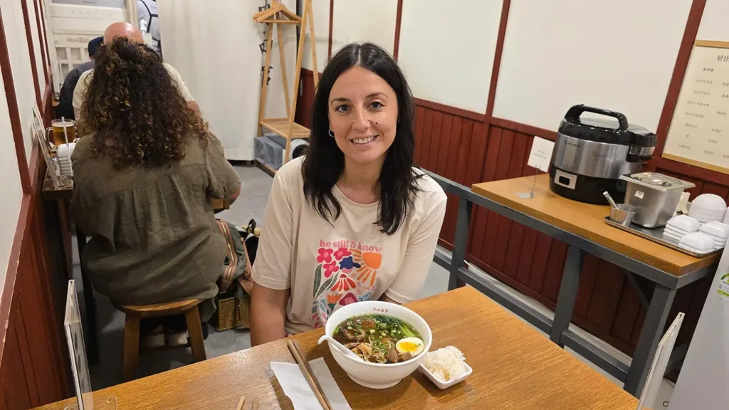 Noelia comiendo beef Noodle Special en Insadong