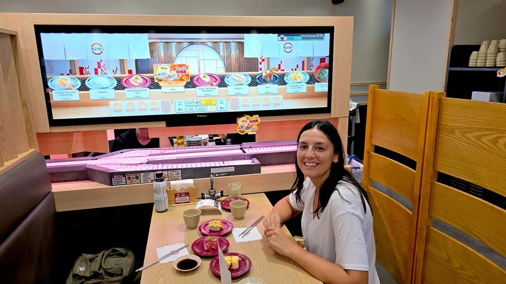Noelia en el interior del restaurante Sushiro en Myeongdong comiendo sushi