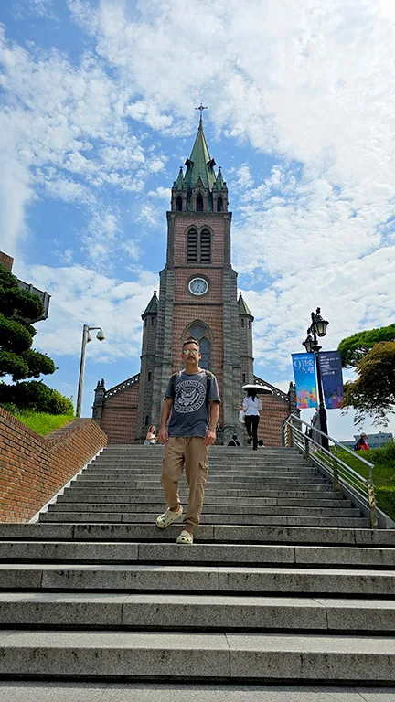 Joan en las escaleras que llegan a la Catedral de Myeongdong