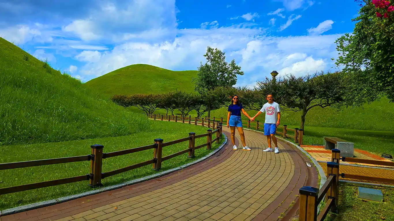 Joan y Noelia en el camino del parque de los túmulos