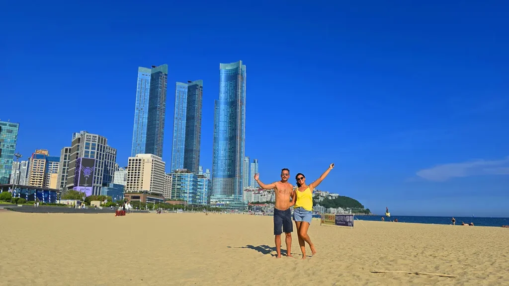 Nosotros en la playa Haeundae con rascacielos de fondo