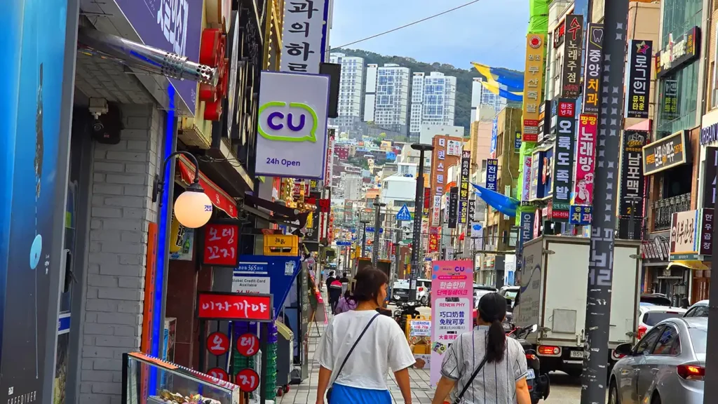 Calle de Nampo durante el día llena de carteles y tiendas