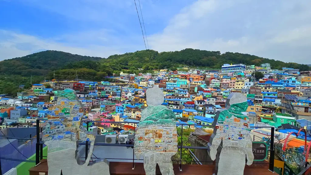 Vistas panorámicas hacia las casas de colores de Gamcheon Village en Seúl
