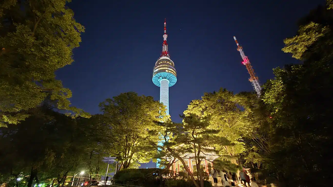 Torre de Seúl iluminada de nohe