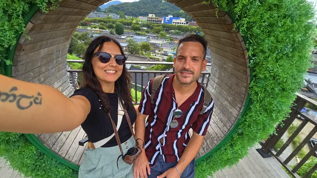 Nosotros haciéndonos una foto con casas de fondo en Jeonju