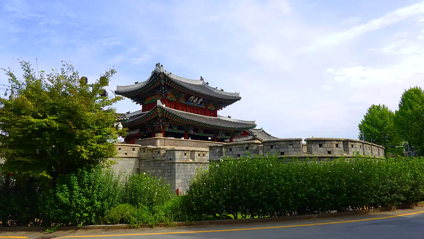 Puerta de acceso de la antigua ciudad amurallada