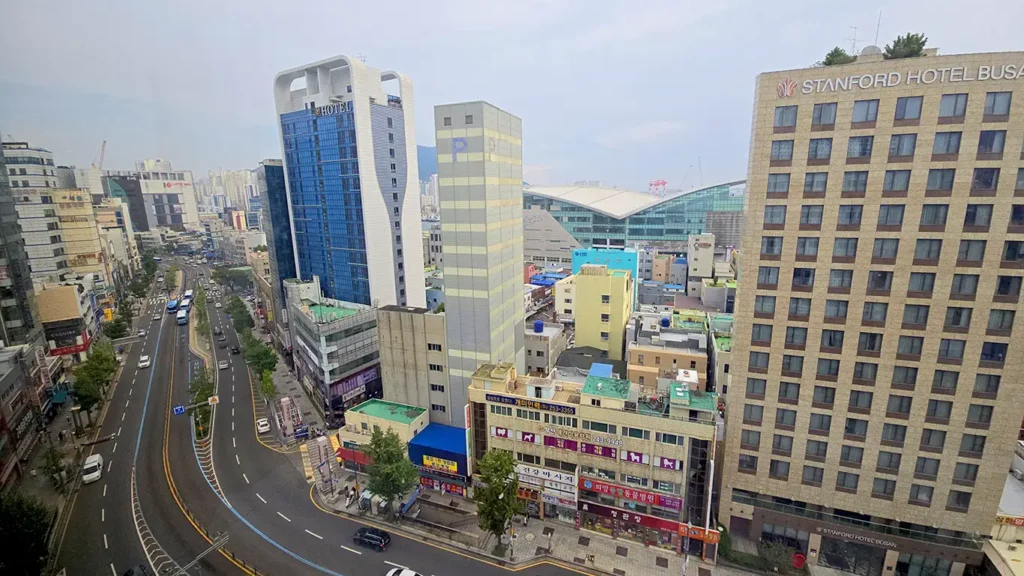 Vistas a la ciudad de Busan desde nuestra habitación del hotel Urbanstay Boutique Nampo BIFF, ubicado en Nampo, la mejor zona para dormir en la ciudad