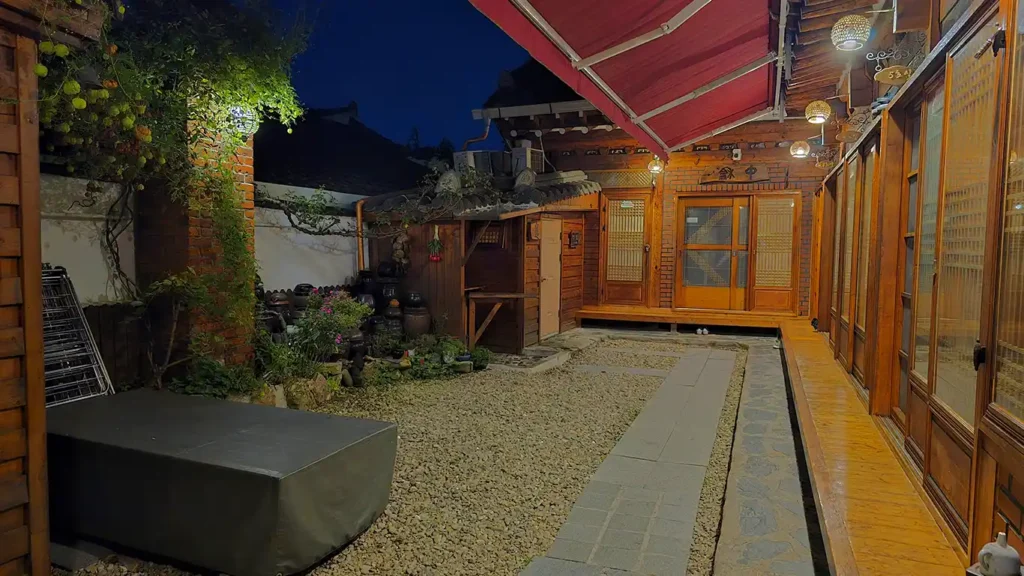 El patio con las habitaciones a la derecha del Hanok Jungdam donde nos alojamos en Jeonju, muy céntrico en el Hanok Village