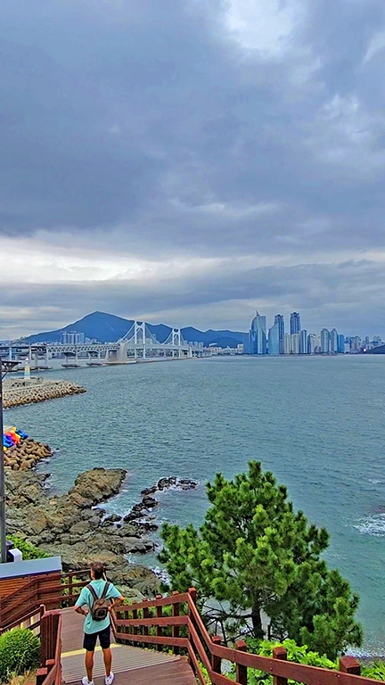 Vistas desde el Final de la ruta en Igidae Park con un skyline de la ciudad de Busan