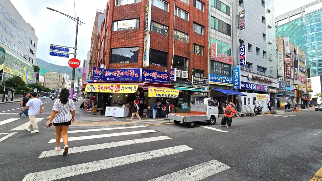 Camino a la parada de autobús