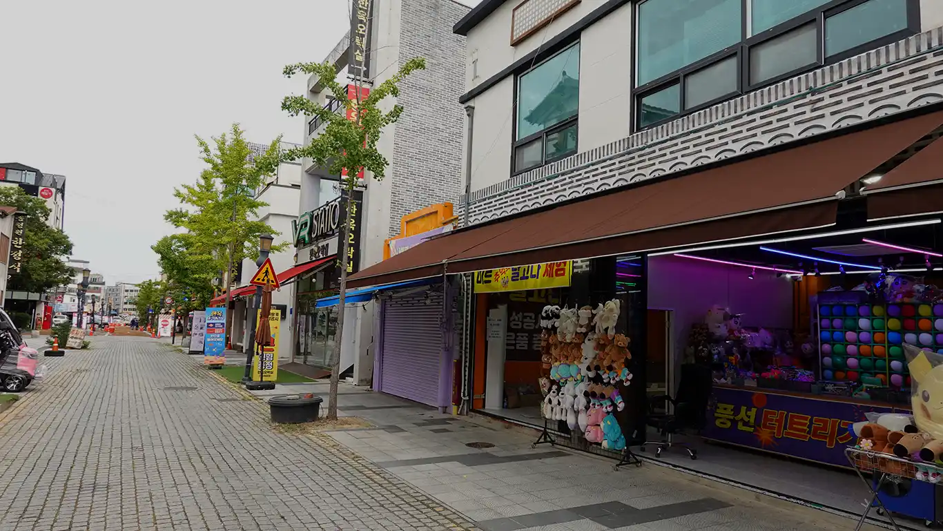 En la aldea hay muchas tiendas de ocio