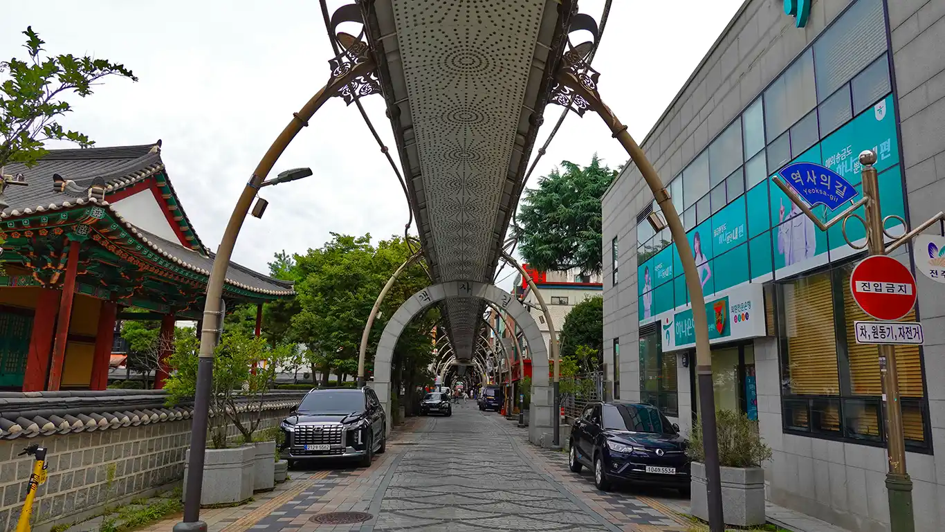 Entrada a la calle del cine de Jeonju