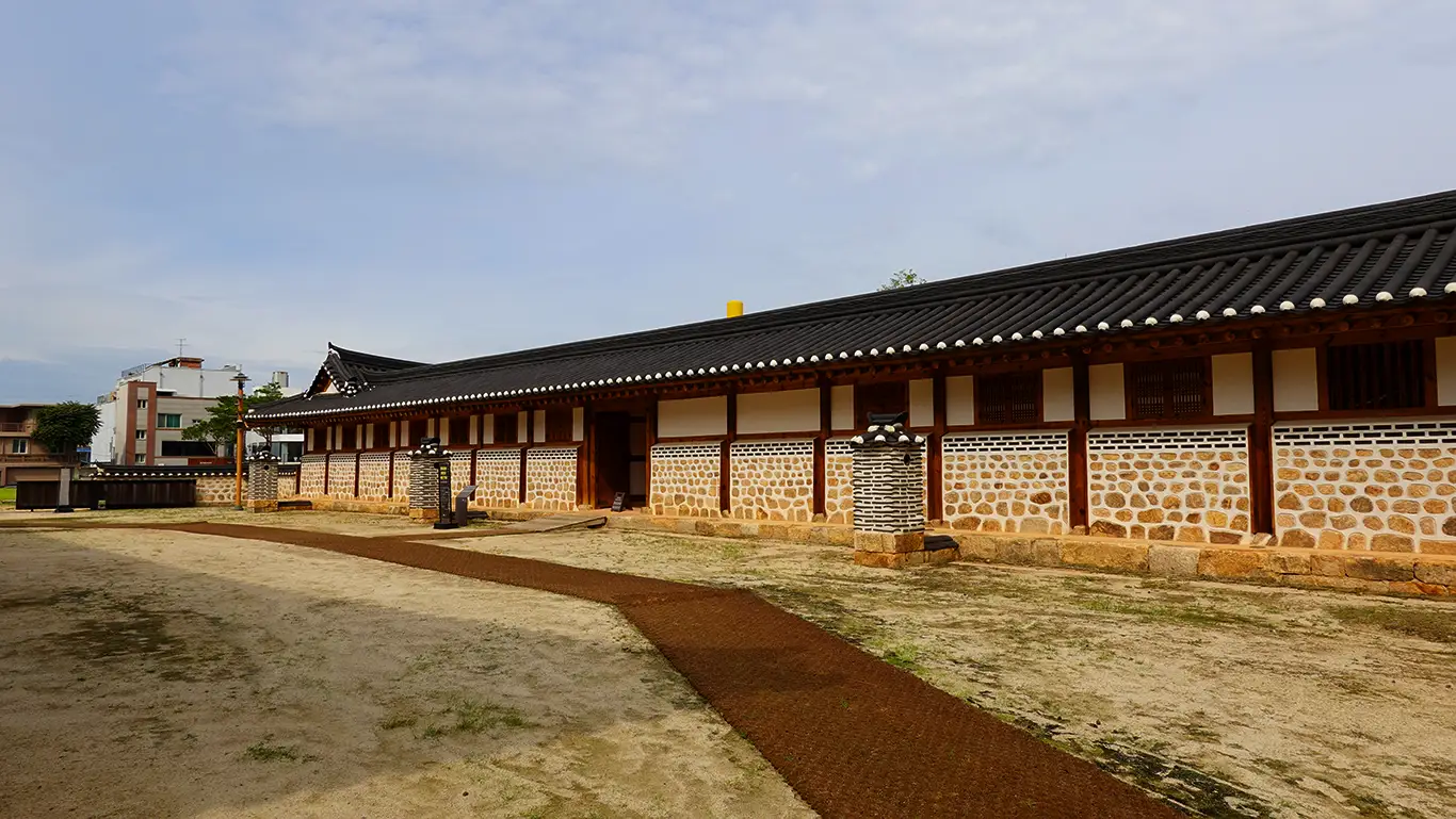 exterior de un edificio del recinto