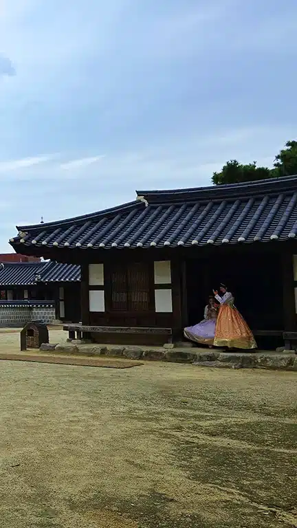 Mujeres vestidas con el traje hanbok