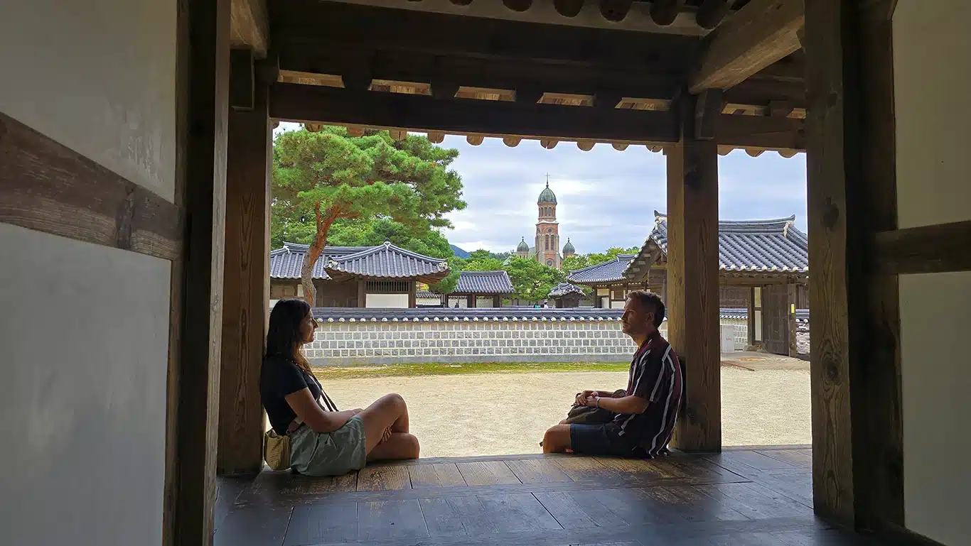 Joan y Noelia sentados contemplando la catedral de Jeonju. Un imprescindible qué ver en Jeonju