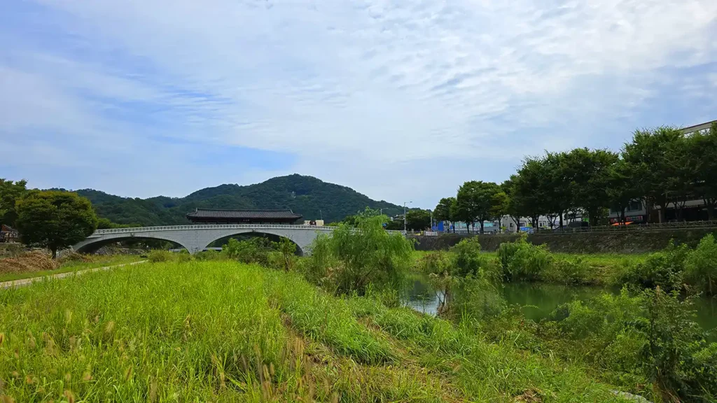 Alrededor del río hay mucha vegetación y el puente está al final del trayecto
