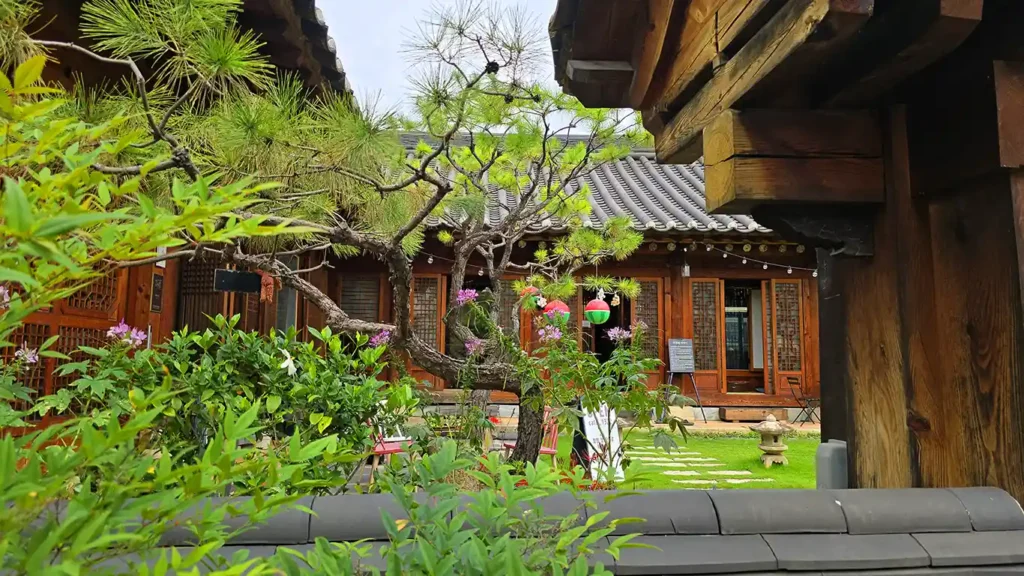 Foto desde el exterior de la cafetería en una casa Hanok