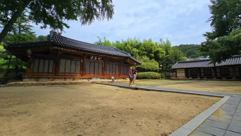 Noelia y Joan frente al edificio de enseñanza principal de la escuela