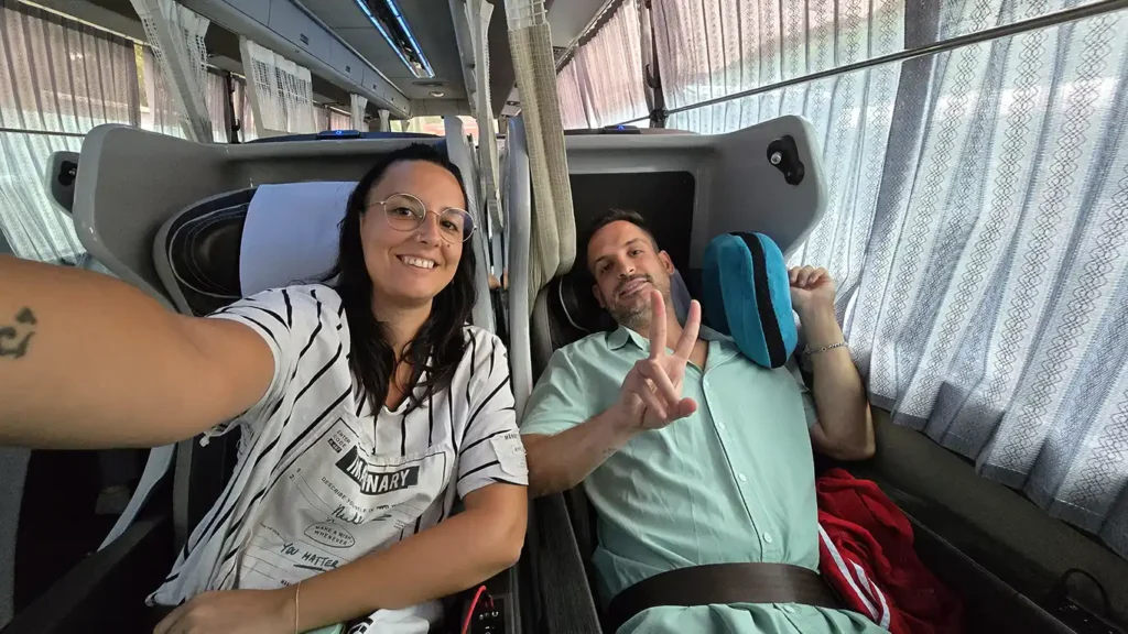 Joan y Noelia sentados en el Interior del autobús exprés