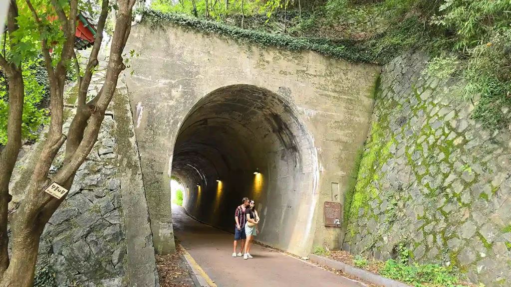 Noelia y Joan en la entrada del túnel muy famoso por salir en películas KDrama