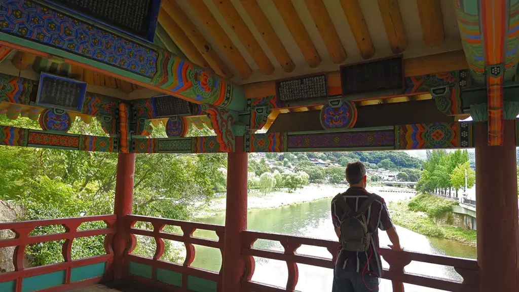 Joan en el interior del templo contemplando las vistas al río
