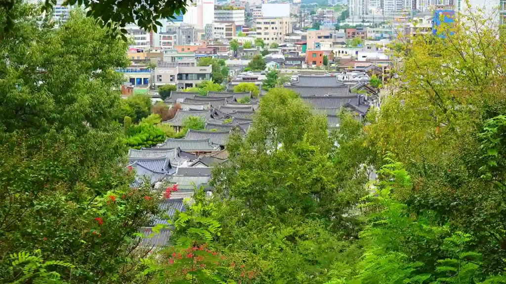 Vistas panorámicas de los techos de las casas Hanok de la Aldea, con vistas parciales tapadas por árboles
