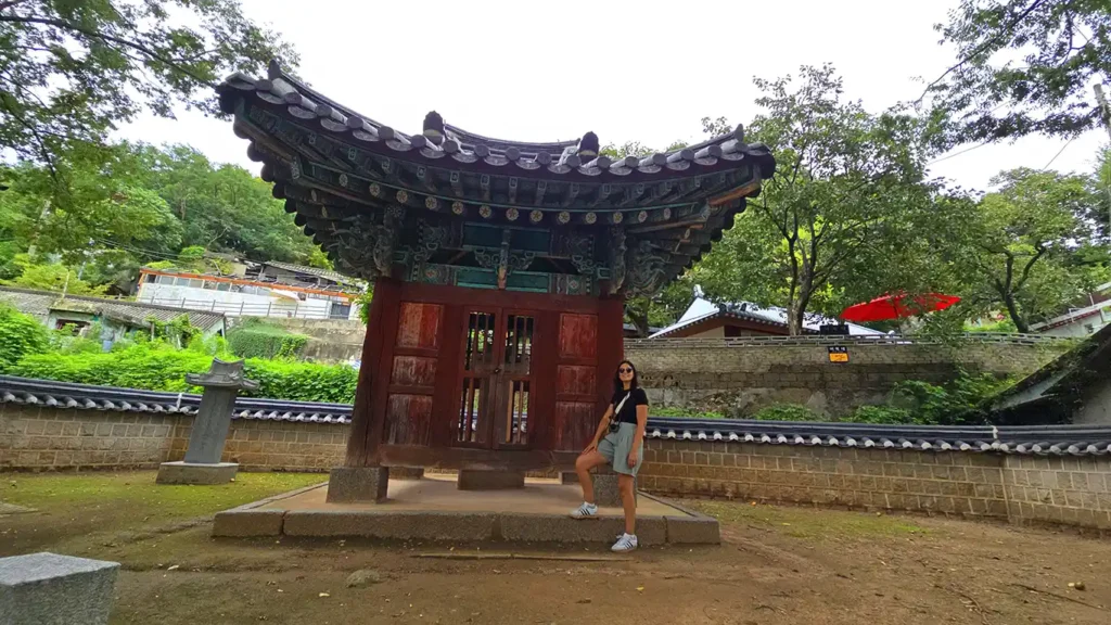 Noelia en el exterior del Pabellón Imokdae que es pequeño