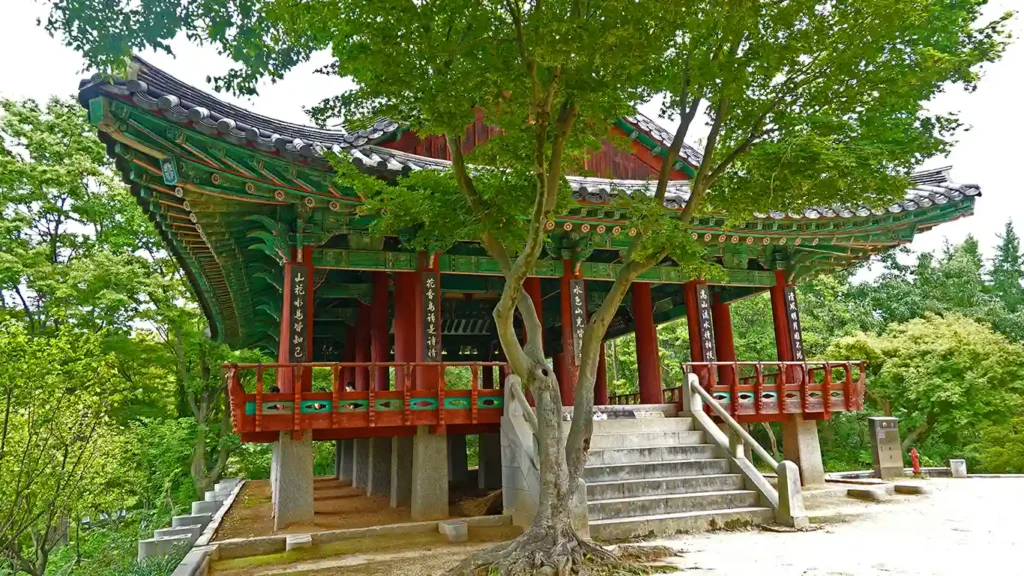 Escaleras de acceso al interior del Pabellón Omokdae