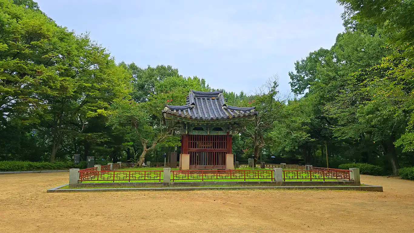 Edificio al lado del Omokdae