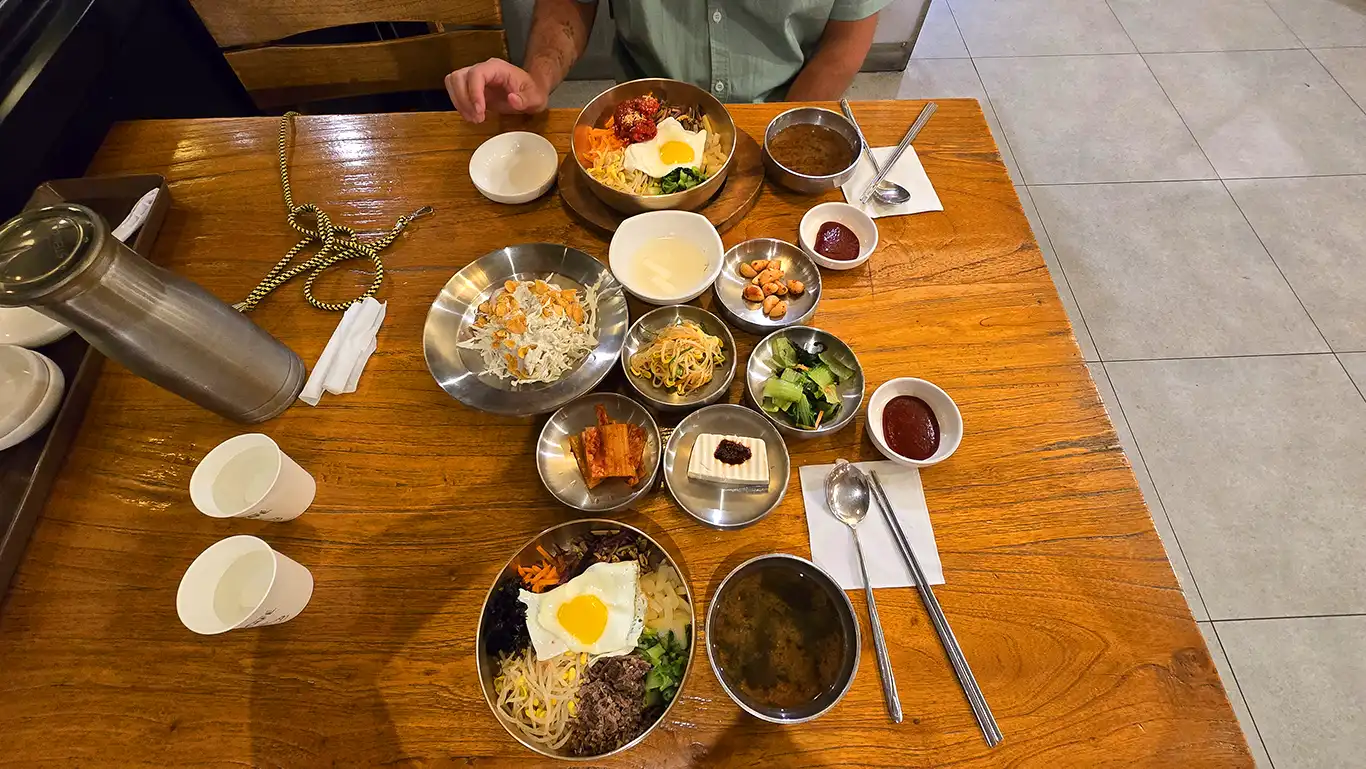 Plato de Bibimbap con acompañantes