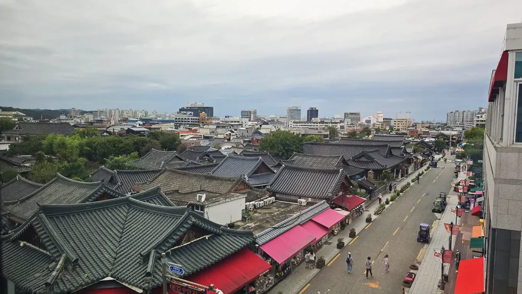 Vistas panorámicas de los tejados de la aldea Hanok desde la terraza de la cafetería del hotel