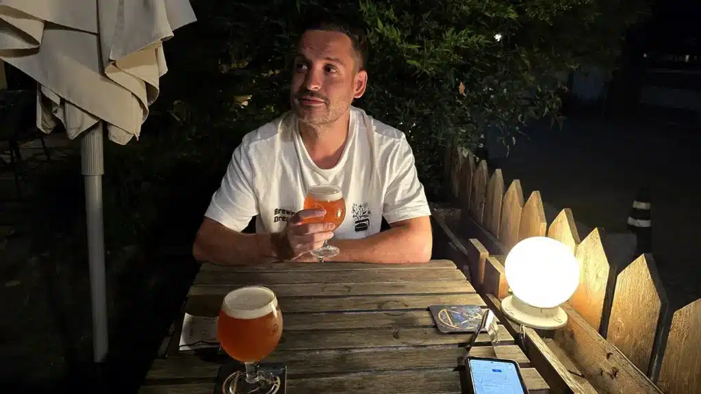 Joan en la terraza del bar tomando una cerveza artesana
