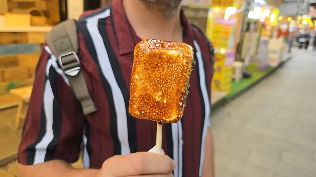 Joan sujetando un helado de nubes