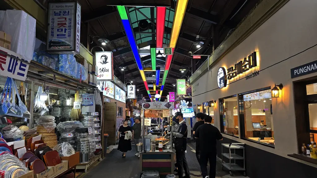 Interior del mercado con puestos callejeros en los pasillos