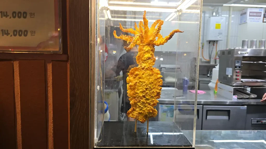 Foto del calamar frito de un tamaño grande