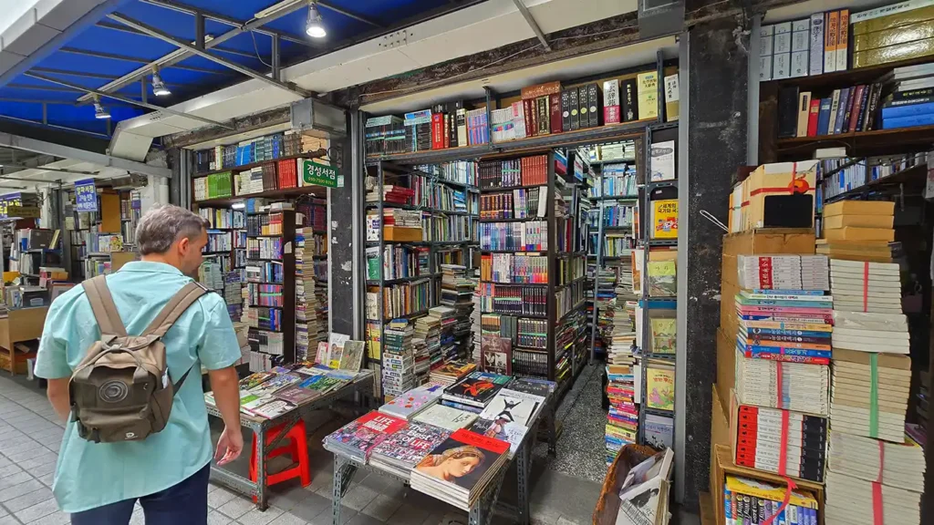 Interior de las librerías llenas de libros