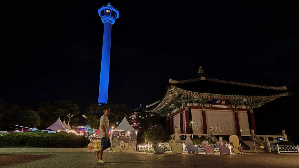 Torre de Busan iluminada