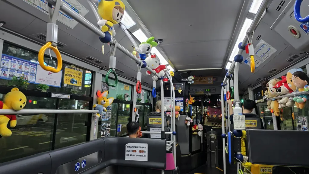 Interior del autobús decorado