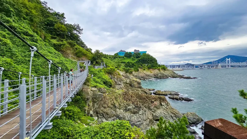 Mirador con el skyline de Busan en Igidae Coastal Trail