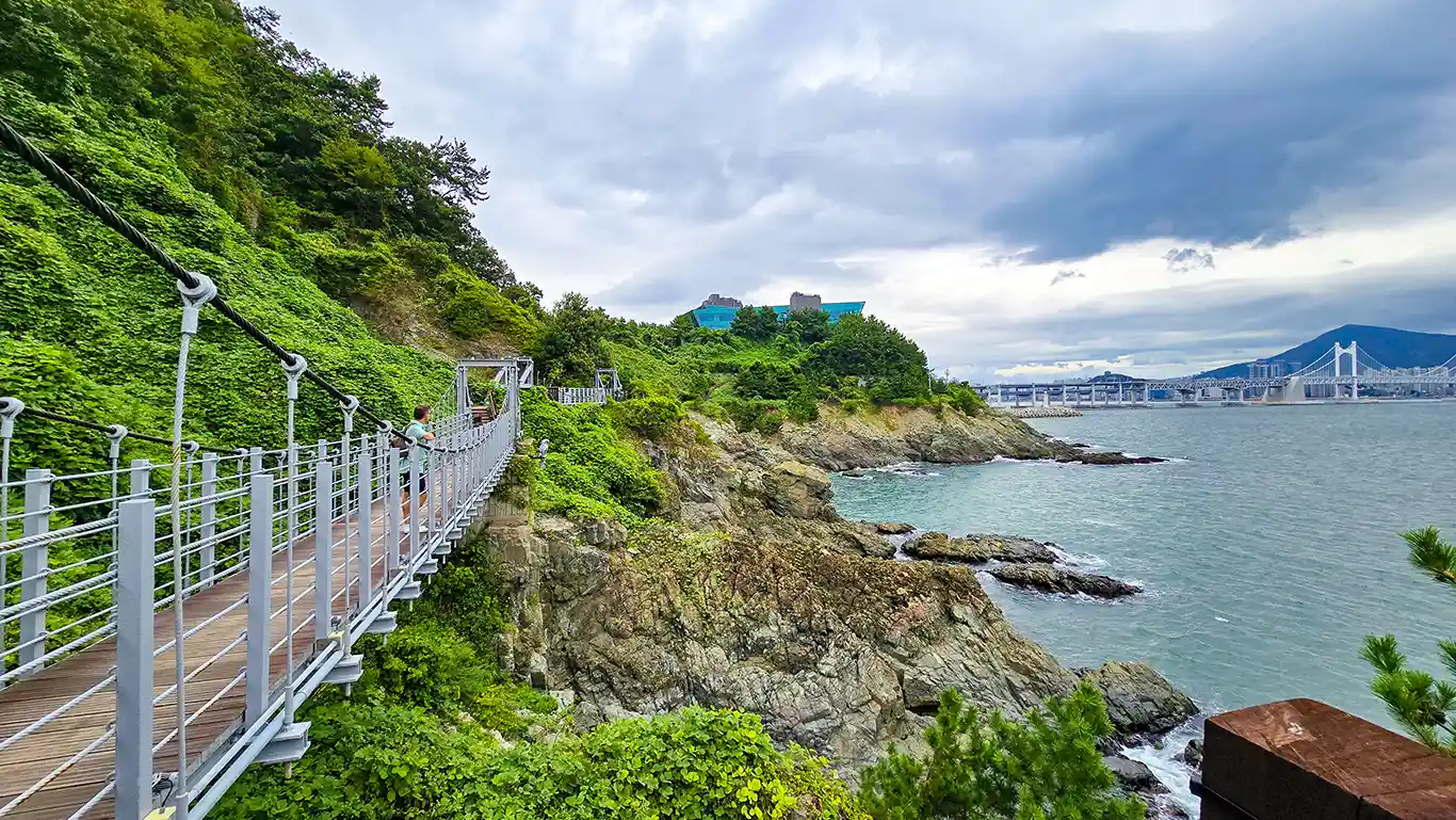 Mirador con el skyline de Busan en Igidae Coastal Trail