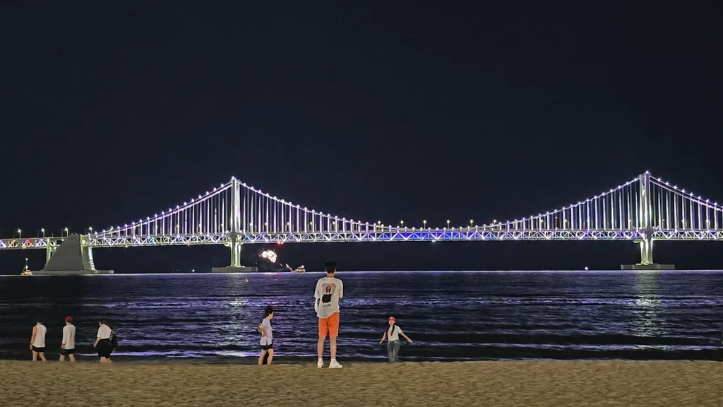 Puente Gwangan iluminado