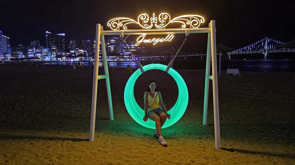 Columpio iluminado en la arena