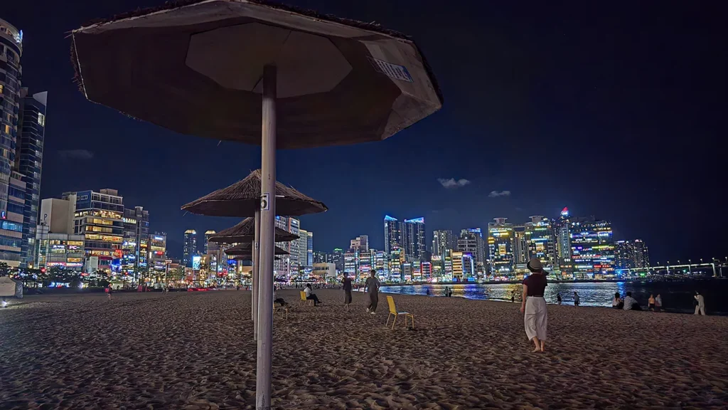 Bancos y sillas en la arena