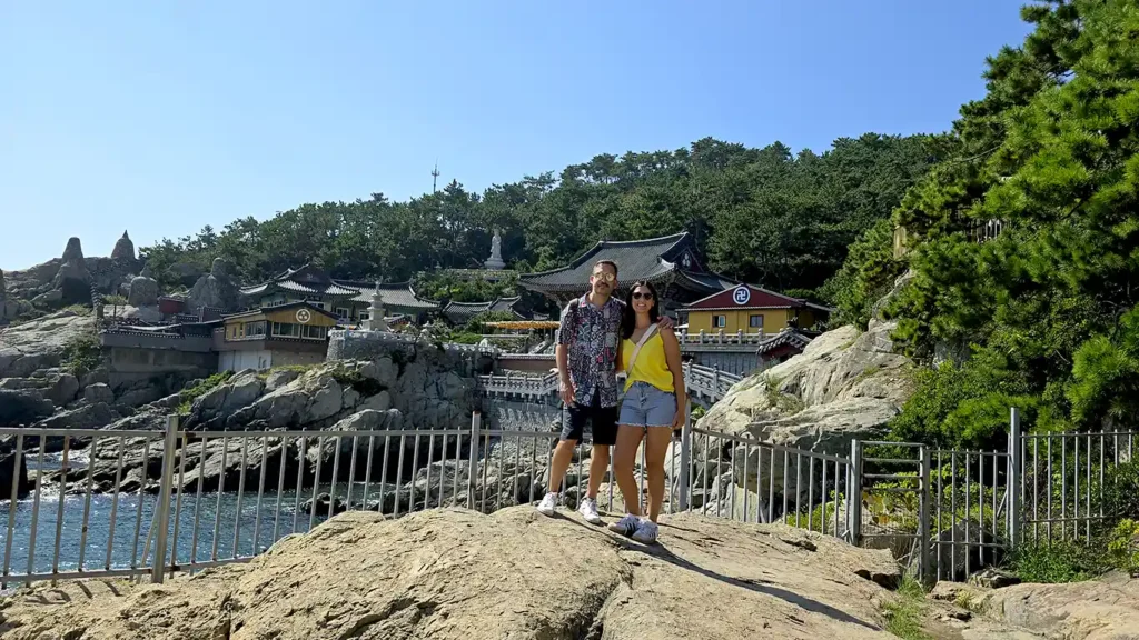 Joan y Noelia posando enfrente del Templo Haedong Yonggungsa, al más visitado de Busan