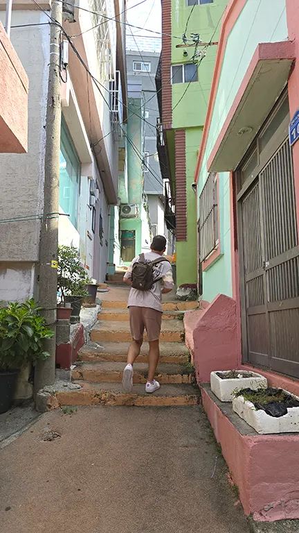 Joan subiendo unas escaleras en una de las calles de Gamcheon Culture Village